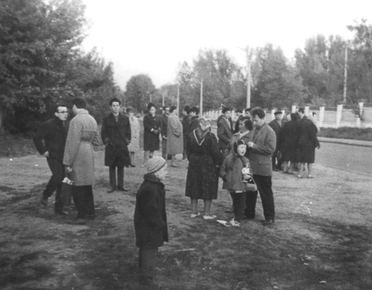 Учасники поминальної зустрічі збираються біля воріт Єврейського цвинтаря, 29 вересня 1966 року © Архів Аміка Діаманта